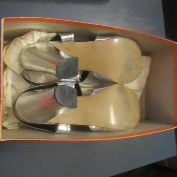 TOTALLY VINTAGE! Silver Clubbing Sandals from the 70's! IN ORIGINAL BOX! ~ Sz 10 - Picture 8 of 11